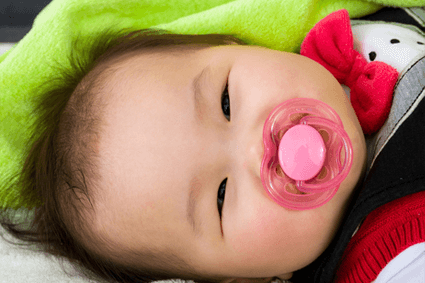 おしゃぶりしている新生児 赤ちゃん を撮ってみよう しまうまプリント