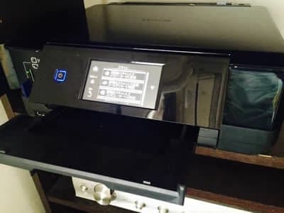 コンビニのマルチコピー機でエコー写真をスキャンする様子